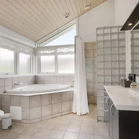 Holiday home Finn - 100m From The Sea By Interhome Mommark